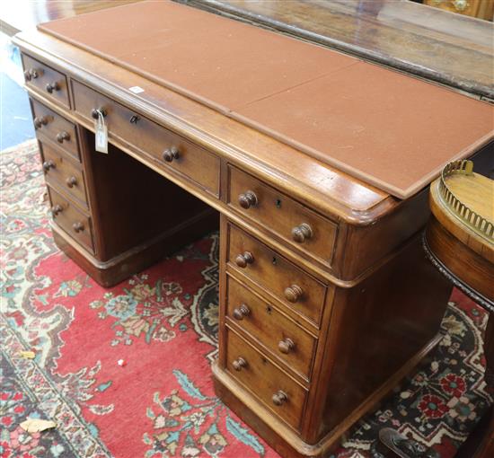 Victorian mahogany pedestal desk 