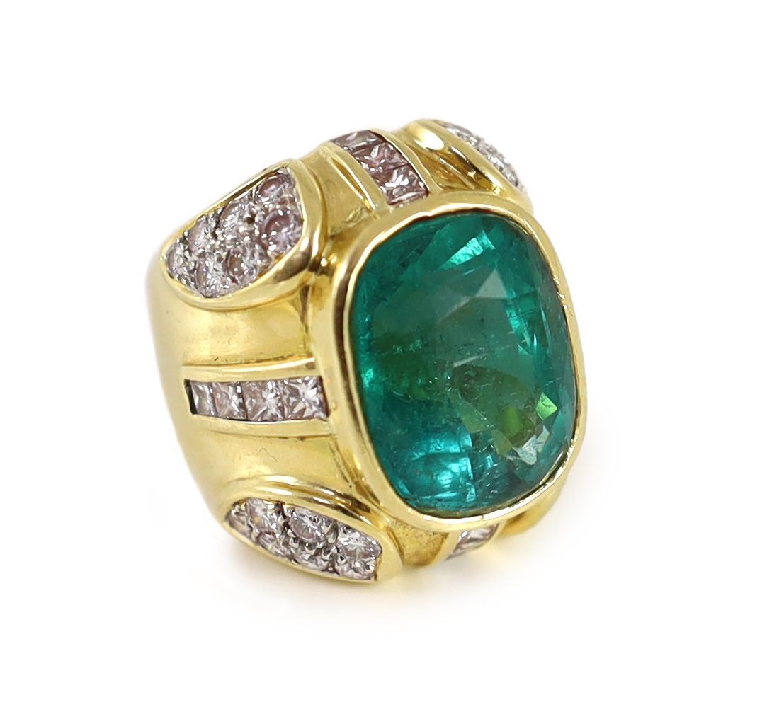 large gold and single stone oval cut emerald set dress ring, with round and princess cut diamond cluster set shoulders