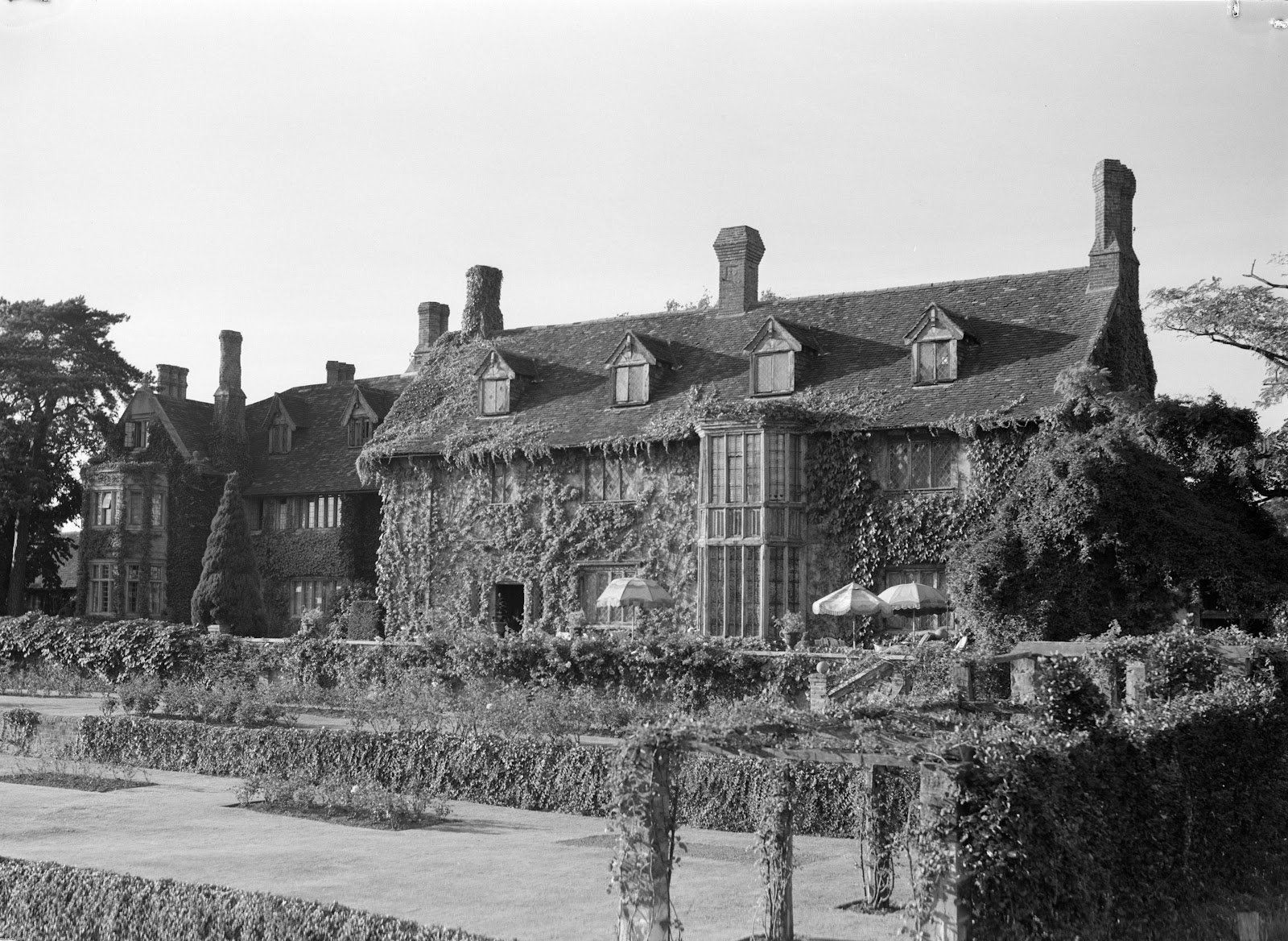 Shoppenhangers Manor, Maidenhead - on the premises sale.