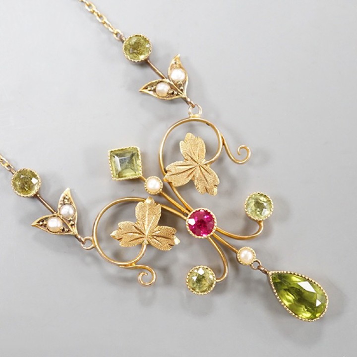 An Edwardian 15ct, peridot, seed pearl and ruby set drop pendant necklace